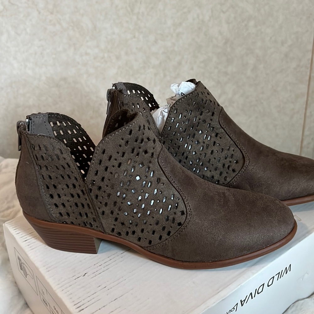 Wild Dive lounge boots new